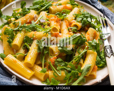 Pasta mit Kürbis, Zwiebeln und Rucola. Nahaufnahme Stockfoto