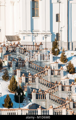 Vitebsk, Belarus. Treppe zur Kathedrale Kirche in Oberstadt auf uspensky Berg Hügel. Historisches Erbe. Das Wahrzeichen der Stadt. Stockfoto