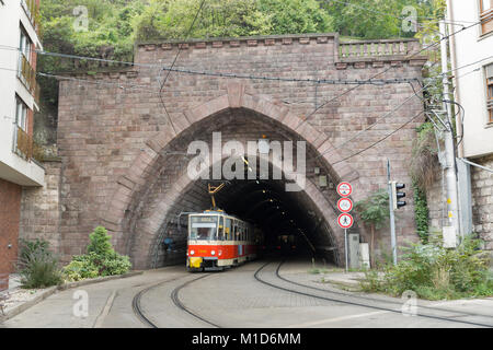 BRATISLAVA, SLOWAKEI - 25. SEPTEMBER 2017: rote Straßenbahn fährt aus dem Tunnel unter dem Schlossberg. Der öffentliche Verkehr in Bratislava wird verwaltet von Do Stockfoto
