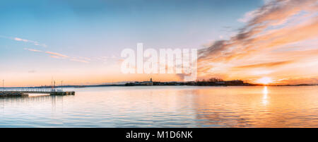 Helsinki, Finnland. Panorama Panoramablick auf Suomenlinna Kirche In der Festung Suomenlinna oder Sveaborg und teilweise befestigte Insel Harakka in Sunr Stockfoto