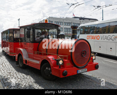 BRATISLAVA, SLOWAKEI - 25. SEPTEMBER 2017: Rote Touristenzug auf Stadt Straße in unmittelbarer Nähe des slowakischen Parlaments. Stockfoto