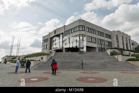 BRATISLAVA, SLOWAKEI - 25. SEPTEMBER 2017: unbekannte Menschen gehen in der Vorderseite des Slowakischen Parlaments Gebäude. Mit einer Bevölkerung von etwa 450 000 Euro, Familie Bratis Stockfoto