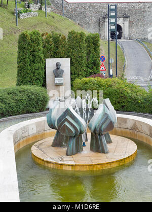 BRATISLAVA, SLOWAKEI - 25. SEPTEMBER 2017: Wasserkaskade und Linden Blume Brunnen in der Nähe der Parlamentsgebäude und die Burg von Bratislava. Stockfoto