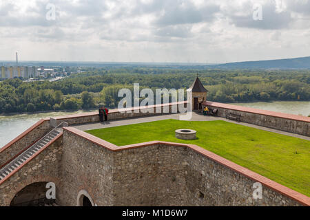 BRATISLAVA, SLOWAKEI - 25. SEPTEMBER 2017: unbekannte Menschen besuchen sie die mittelalterliche Burg Innenhof mit Blick auf Stadt und Donau. Stockfoto