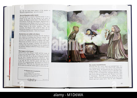 Ein Bildband von Shakespeares Dramen an den drei Hexen öffnen in Macbeth Stockfoto