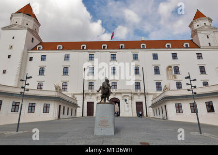 BRATISLAVA, SLOWAKEI - 25. SEPTEMBER 2017: unbekannte Menschen besuchen sie die mittelalterliche Burg mit König Svatopluk Statue. Es ist eines der prominentesten Struc Stockfoto