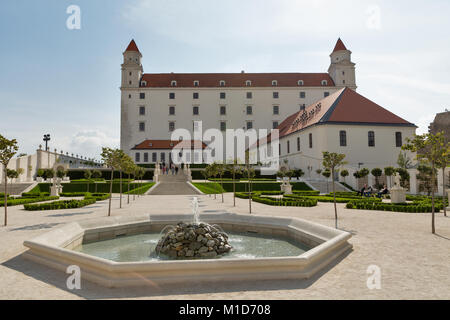 BRATISLAVA, SLOWAKEI - 25 September, 2017: die Menschen besuchen den Garten mit Brunnen hinter mittelalterlichen Burg. Es ist eines der prominentesten Strukturen im Stockfoto