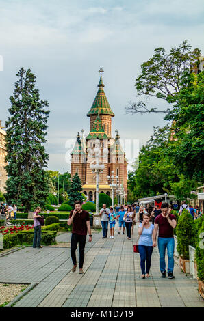 Die Leute im Sommer abends im Sieg durch Orthodoxe Kathedrale, Zentrum von Timisoara, Rumänien. Juni 2017. Stockfoto