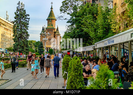 Die Leute im Sommer abends im Sieg durch Orthodoxe Kathedrale, Zentrum von Timisoara, Rumänien. Juni 2017. Stockfoto