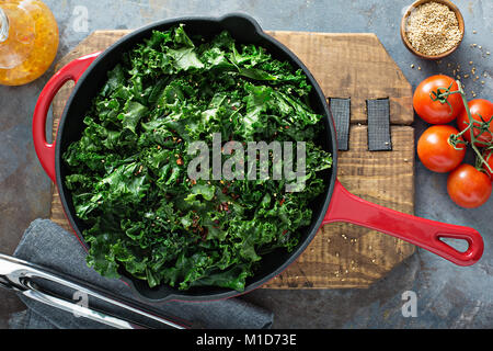 Sauteed Grünkohl mit Chili Flocken Stockfoto