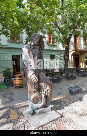 BRATISLAVA, SLOWAKEI - 25. SEPTEMBER 2017: Hans Christian Andersen Statue von Figuren aus seinen Geschichten umgeben. Die Statue von slowakischen Bildhauer Tib Stockfoto