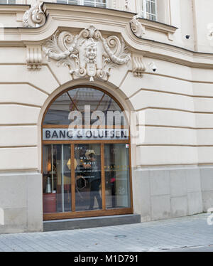 BRATISLAVA, SLOWAKEI - 25. SEPTEMBER 2017: Bang und Olufsen High-End-dänischen Consumer Electronics Company Store in der Altstadt. Sie entwirft und Herstellung Stockfoto