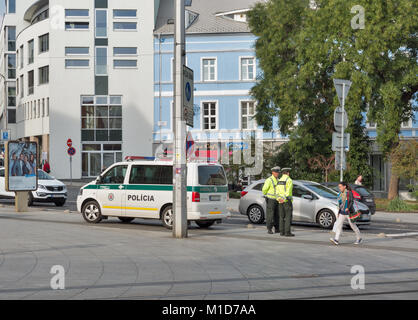 BRATISLAVA, SLOWAKEI - 25. SEPTEMBER 2017: Polizei im Zentrum der Stadt auf Hurbanovo Square. Mit einer Bevölkerung von etwa 450 000, Bratislava ist eine der Stockfoto