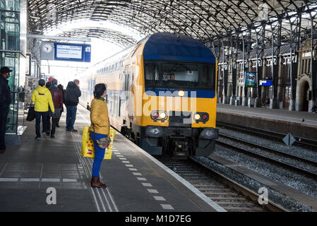 Ein NS VIRM Doppeldecker Zug kommt an Haarlem Hauptbahnhof in Haarlem, Holland Stockfoto