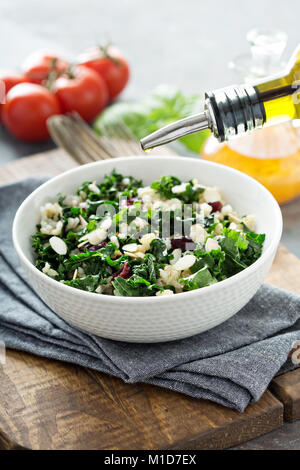 Warme kale Salat mit braunem Reis und Cranberry Stockfoto