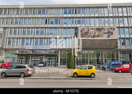 BRATISLAVA, SLOWAKEI - 26. SEPTEMBER 2017: Autos vor der Slowakischen technischen Universität geparkt. Mit einer Bevölkerung von etwa 450 000, Bratislava, Stockfoto