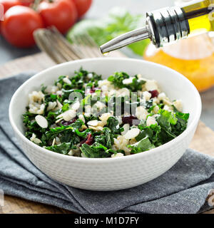 Warme kale Salat mit braunem Reis und Cranberry Stockfoto