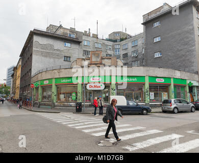 BRATISLAVA, SLOWAKEI - 26. SEPTEMBER 2017: Leute gehen vor Dr. Max Apotheke in der Innenstadt. Mit einer Bevölkerung von etwa 450 000, Bratislava ist die Stockfoto