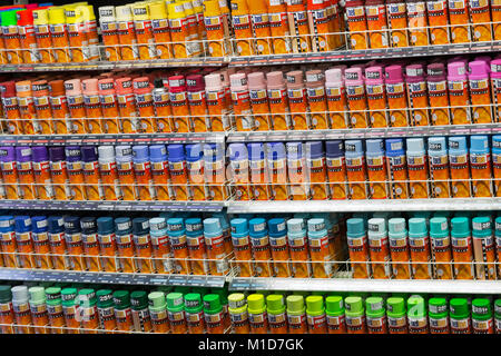 BRATISLAVA, SLOWAKEI - 26. SEPTEMBER 2017: Belton Molotow Premium verschiedene Farben Ballons für Zeichnung graffiti auf Speicherregalen Nahaufnahme. Stockfoto