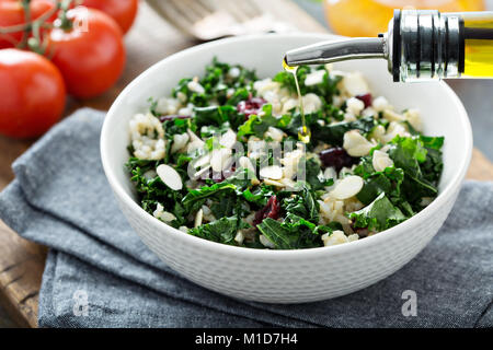 Warme kale Salat mit braunem Reis und Cranberry Stockfoto