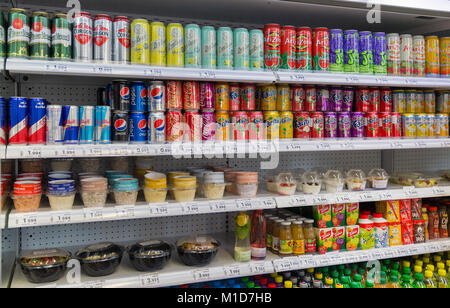 BRATISLAVA, SLOWAKEI - 26. SEPTEMBER 2017: Regale mit bunten alkoholfreie Getränke, Saft Flaschen, Bier und Snacks Nahaufnahme. Stockfoto