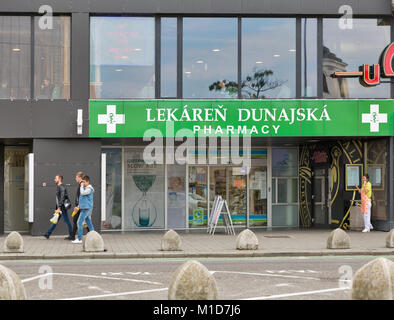 BRATISLAVA, SLOWAKEI - 26. SEPTEMBER 2017: Leute gehen vor dunajska Apotheke in der Innenstadt. Mit einer Bevölkerung von etwa 450 000, Bratislava ist Th Stockfoto