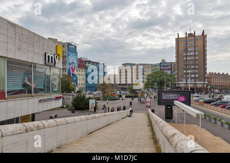 BRATISLAVA, SLOWAKEI - 25. SEPTEMBER 2017: Leute, die vor meinen Bratislava Shopping Mall am Kamenne Platz entfernt. Mit einer Bevölkerung von 450 000, Familie Bratis Stockfoto