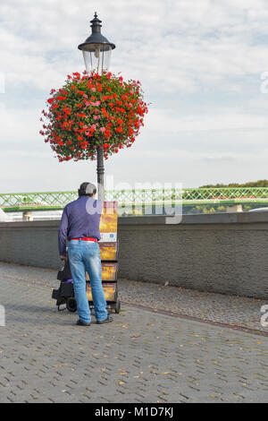 BRATISLAVA, SLOWAKEI - 26. SEPTEMBER 2017: Menschen schlendern über Donau Promenade in der Nähe der Alten Brücke. Mit einer Bevölkerung von etwa 450 000, Bratisla Stockfoto