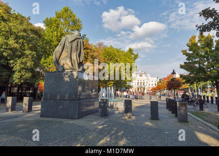 BRATISLAVA, SLOWAKEI - 26. SEPTEMBER 2017: Volk Spaziergang entlang Hviezdoslavovo Platz, Statue von Pavol Hviezdoslav und alten nationalen Theater in der Alten zu Stockfoto