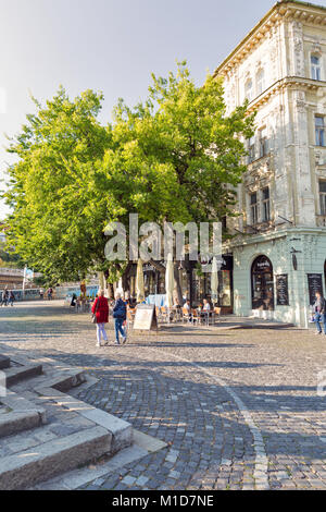 BRATISLAVA, SLOWAKEI - 26. SEPTEMBER 2017: Unerkannte Touristen in der Nähe der Pestsäule am Rybne Namestie (Fisch) an einem sonnigen Tag in der Altstadt. Stockfoto