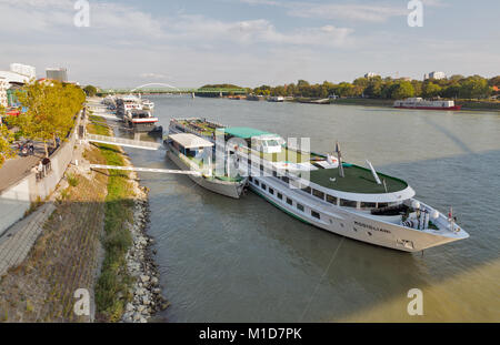 BRATISLAVA, SLOWAKEI - 26. SEPTEMBER 2017: Donau und Passagier touristischen Schiffe in der Nähe der Alten Brücke. Mit einer Bevölkerung von 450 000, Familie Bratis Stockfoto