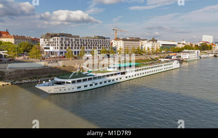 BRATISLAVA, SLOWAKEI - 26. SEPTEMBER 2017: Donau und Passagier touristischen Schiffe in der Nähe von UFO-Brücke. Mit einer Bevölkerung von 450 000, Familie Bratis Stockfoto