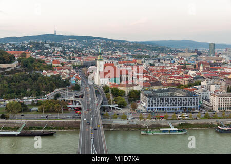 BRATISLAVA, SLOWAKEI - 26. SEPTEMBER 2017: Bratislava Antenne Stadtbild mit Altstadt, Donau, UFO-Brücke, Schloss und St. Martin's Cathedral. Bh Stockfoto