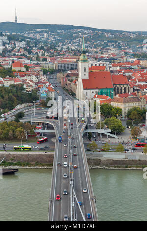 BRATISLAVA, SLOWAKEI - 26. SEPTEMBER 2017: Bratislava Antenne Stadtbild mit Altstadt, Donau, UFO-Brücke und St. Martin's Cathedral. Bratislava Stockfoto