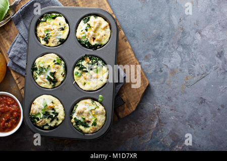 High Protein ei Muffins mit Kale Stockfoto