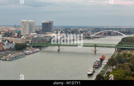 BRATISLAVA, SLOWAKEI - 26. SEPTEMBER 2017: Bratislava Antenne Stadtbild mit Donau, Alte Brücke und Apollo Brücke. Bratislava ist eine der kleinen Stockfoto