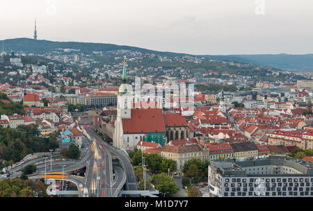 BRATISLAVA, SLOWAKEI - 26. SEPTEMBER 2017: Bratislava Antenne Stadtbild mit Altstadt, UFO-Brücke und St. Martin's Cathedral. Bratislava ist eine der Stockfoto