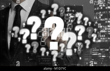 Fragezeichen sind durch Geschäftsmann Konzept gezeigt. Stockfoto