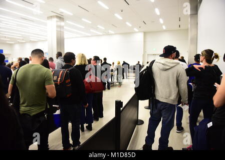 Fort-Lauderdale - Januar 22, 2018: die Sicherheits- und Passkontrolle am Fort-Lauderdale International Airport, Florida Stockfoto