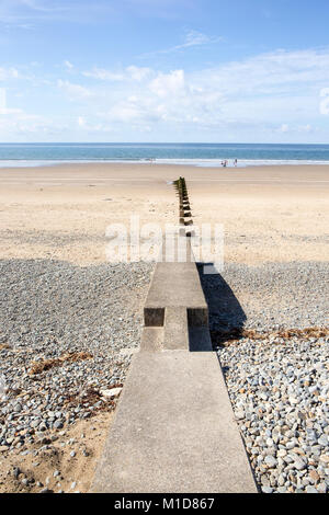 Der Strand mit Blick aufs Meer in der Nähe der Verteidigung in Llanaber Barmouth Gwynedd North Wales UK Stockfoto