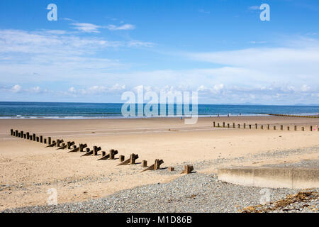 Der Strand mit Blick aufs Meer in der Nähe der Verteidigung in Llanaber Barmouth Gwynedd North Wales UK Stockfoto