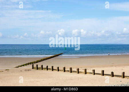 Der Strand mit Blick aufs Meer in der Nähe der Verteidigung in Llanaber Barmouth Gwynedd North Wales UK Stockfoto