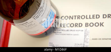 Abfüllen kontrollierten Arzneimitteln auf einer Krankenstation. Synthetischen opiat Methadon. Stockfoto