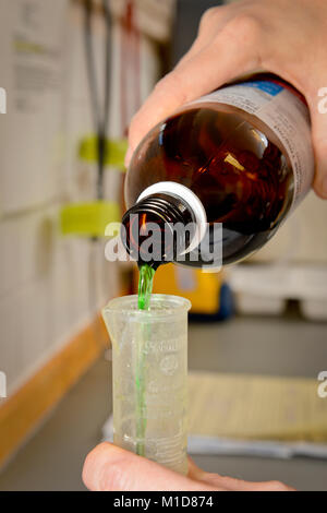 Abfüllen kontrollierten Arzneimitteln auf einer Krankenstation. Synthetischen opiat Methadon. Stockfoto