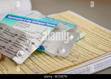 Abfüllen kontrollierten Arzneimitteln auf einer Krankenstation. Stockfoto