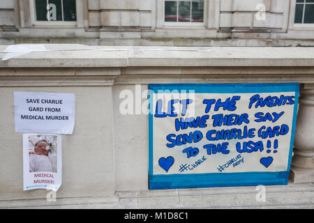 London, Großbritannien. 8. Juli 2017. Nachrichten in Unterstützung von Charlie Gard außerhalb der Downing Street. Charlie Gard war ein Kind Junge aus London geboren mit mitochon Stockfoto