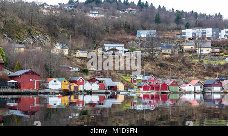 Forresfjorden, Nedstrand in Karmoy, Norwegen - Januar 10, 2018: Boot Häuser am Meer. Schönen Himmel und blaues Licht Stockfoto