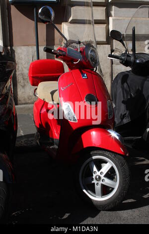 Red scooter auf der Piazza del Pantheon, Rom, Italien Stockfoto