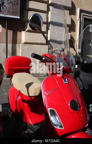 Red scooter auf der Piazza del Pantheon, Rom, Italien Stockfoto