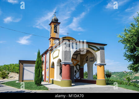 Kleine Kirche von Coazzolo gemalt von David Tremlett Stockfoto